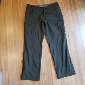 MOUNTAIN HARDWEAR Yuma Cargo Hiking Khaki Pants